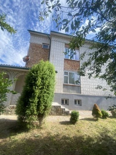 Продам 2 поверховий цегляний будинок