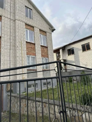 Продам 2 поверховий цегляний будинок