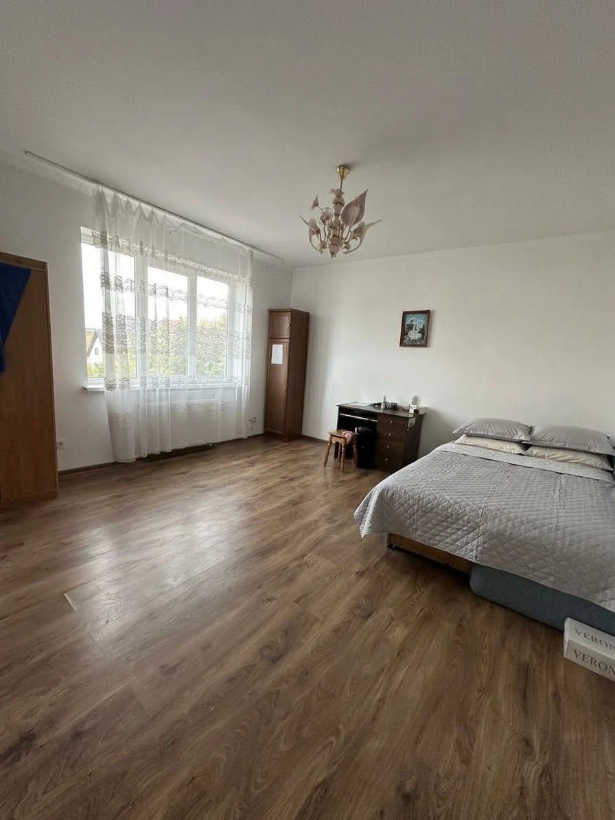 Продам 2 поверховий цегляний будинок