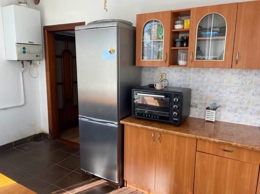 Продам 2 поверховий цегляний будинок
