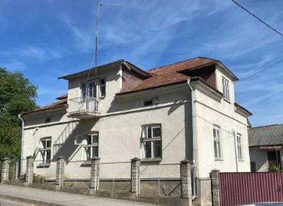 Просторий будинок з гаражем та господарськими будівлями у м.