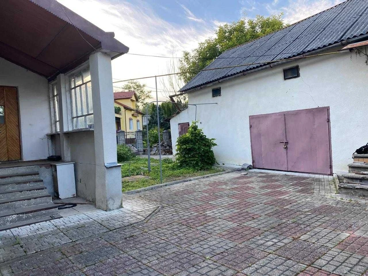 Просторий будинок з гаражем та господарськими будівлями у м.