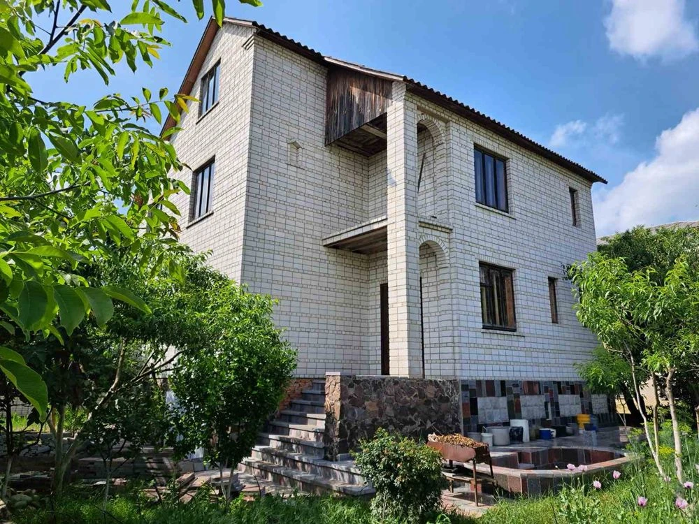 Гарний, світлий будинок мансардного типу