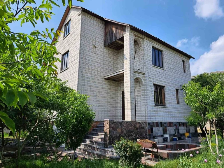 Гарний, світлий будинок мансардного типу