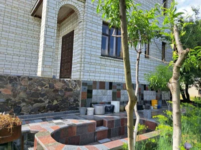 Гарний, світлий будинок мансардного типу