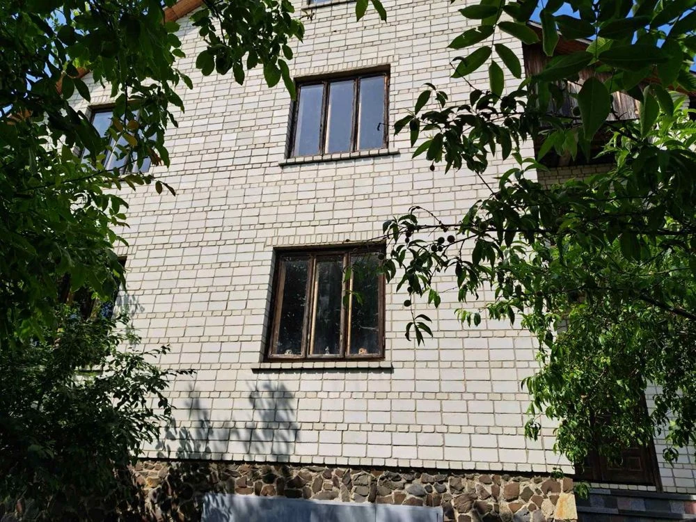 Гарний, світлий будинок мансардного типу
