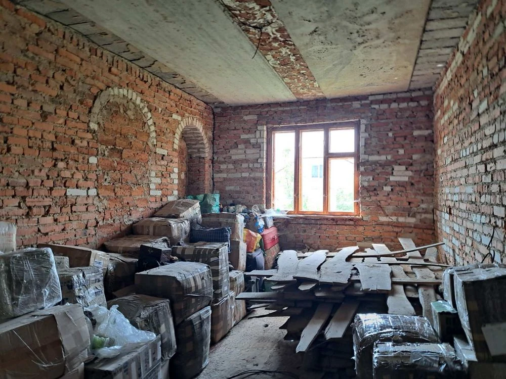 Гарний, світлий будинок мансардного типу