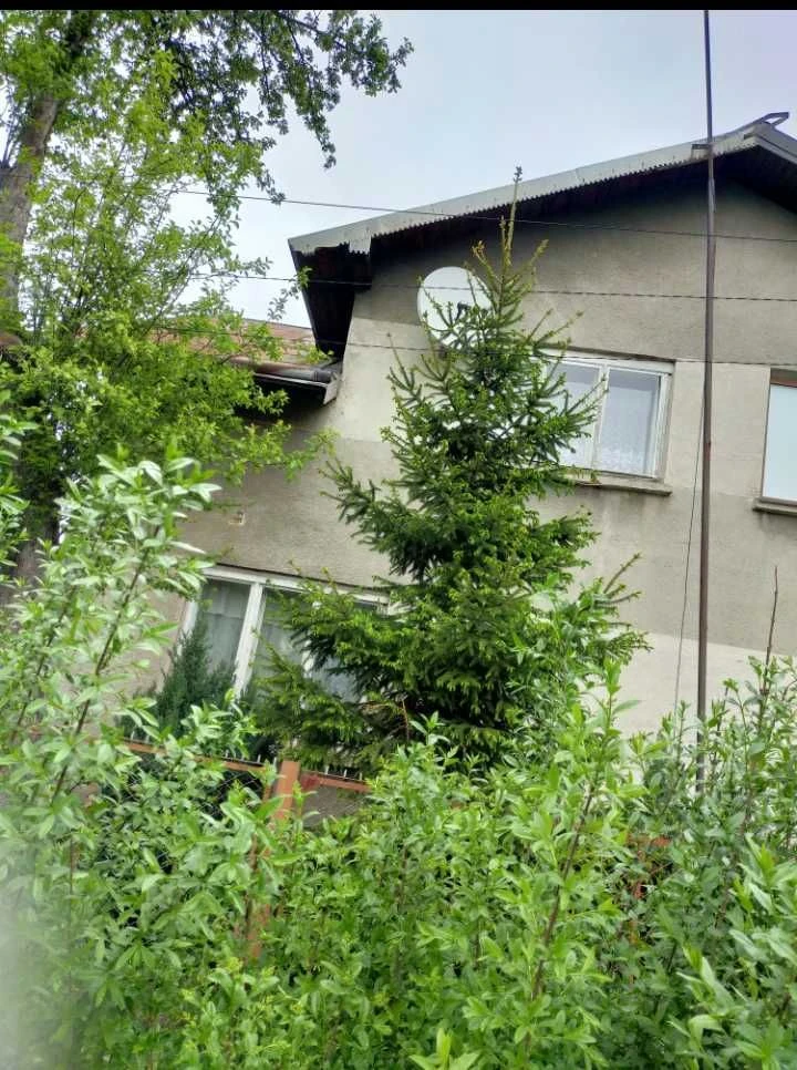 Будинок та земельна ділянка в м. Стрий