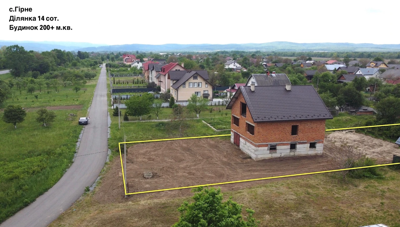 Цегляний Будинок/Незавершене будівництво неподалік міста Стр