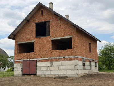 Цегляний Будинок/Незавершене будівництво неподалік міста Стр