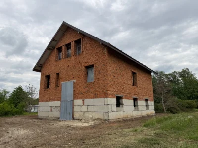 Цегляний Будинок/Незавершене будівництво неподалік міста Стр
