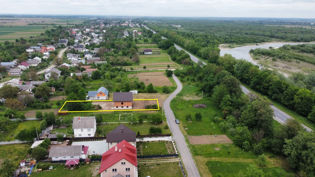 Цегляний Будинок/Незавершене будівництво неподалік міста Стр