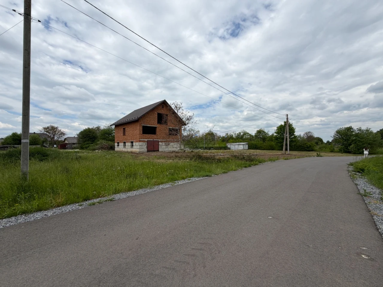 Цегляний Будинок/Незавершене будівництво неподалік міста Стр