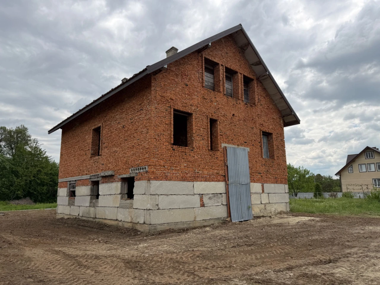 Цегляний Будинок/Незавершене будівництво неподалік міста Стр