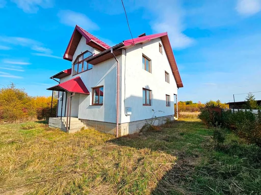 Продається добротний цегляний будинок розташований на околиц