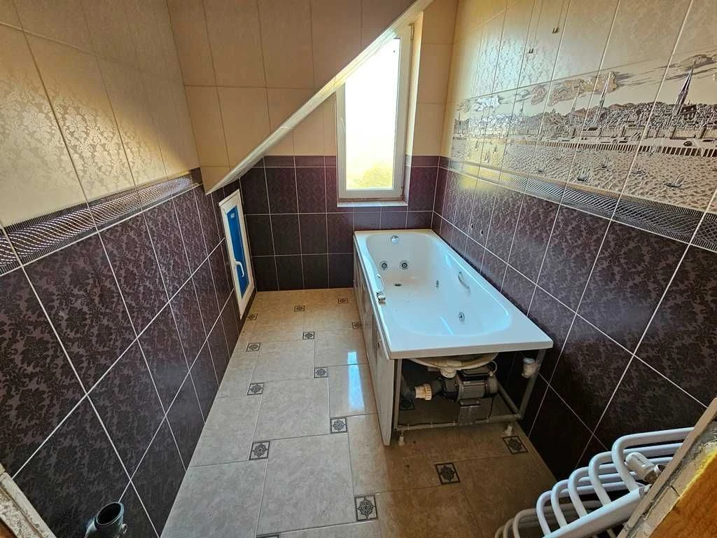 Продається добротний цегляний будинок розташований на околиц