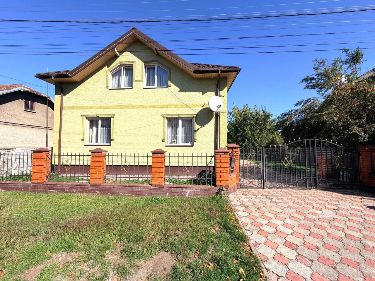 Продаж просторого будинку  з гаражем та терасою в м.Стрий
