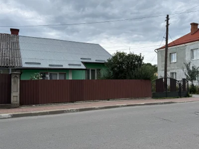 Половина Будинку в гарному районі міста. Ділянка 5 сот.!Вул.