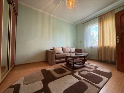 Половина Будинку в гарному районі міста. Ділянка 5 сот.!Вул.