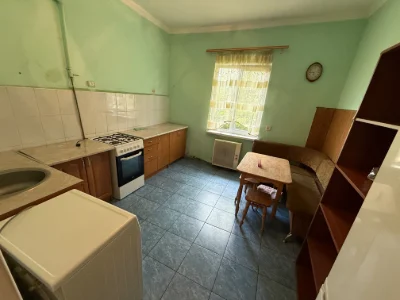 Половина Будинку в гарному районі міста. Ділянка 5 сот.!Вул.