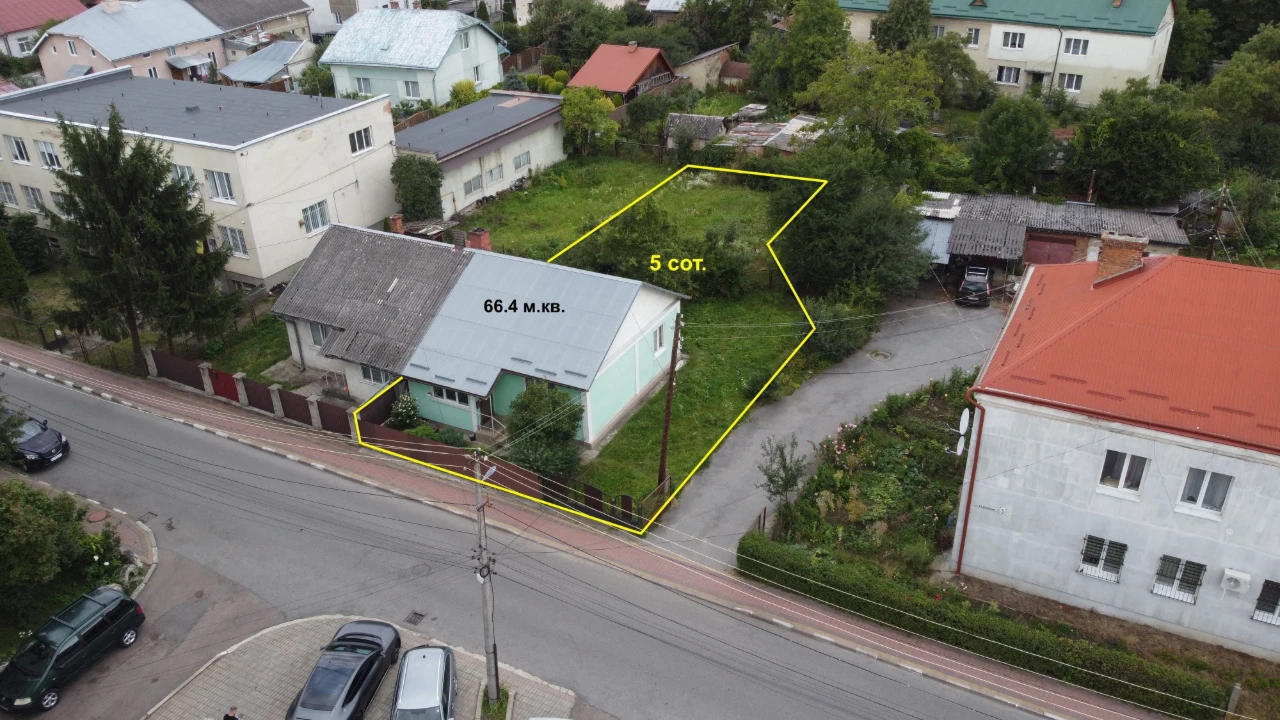 Половина Будинку в гарному районі міста. Ділянка 5 сот.!Вул.
