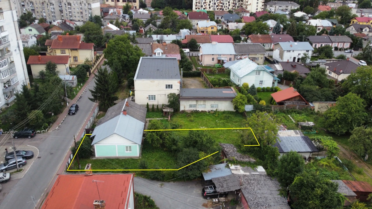 Половина Будинку в гарному районі міста. Ділянка 5 сот.!Вул.
