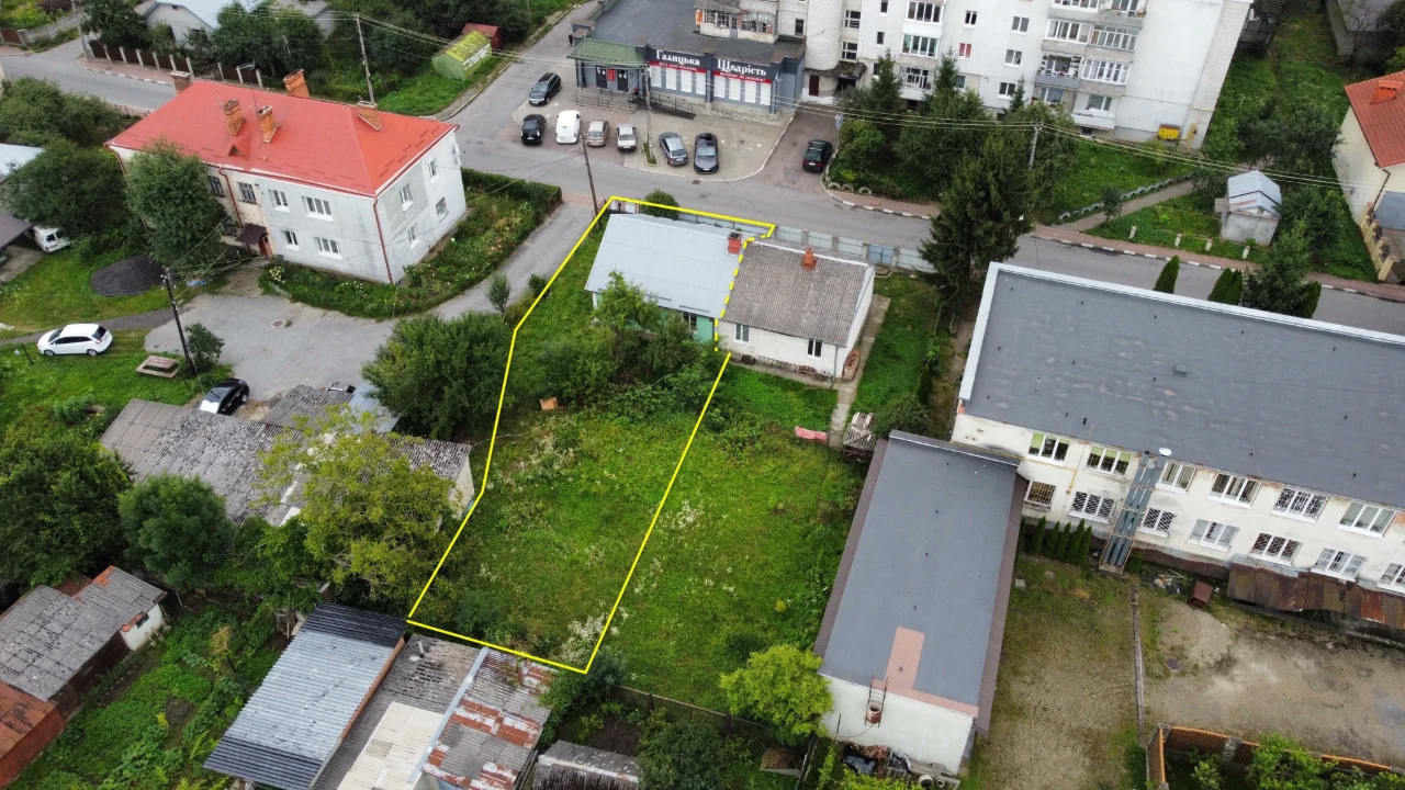 Половина Будинку в гарному районі міста. Ділянка 5 сот.!Вул.