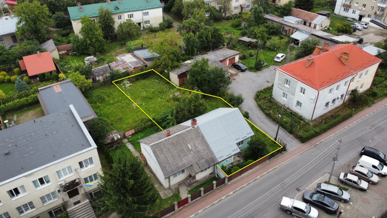 Половина Будинку в гарному районі міста. Ділянка 5 сот.!Вул.