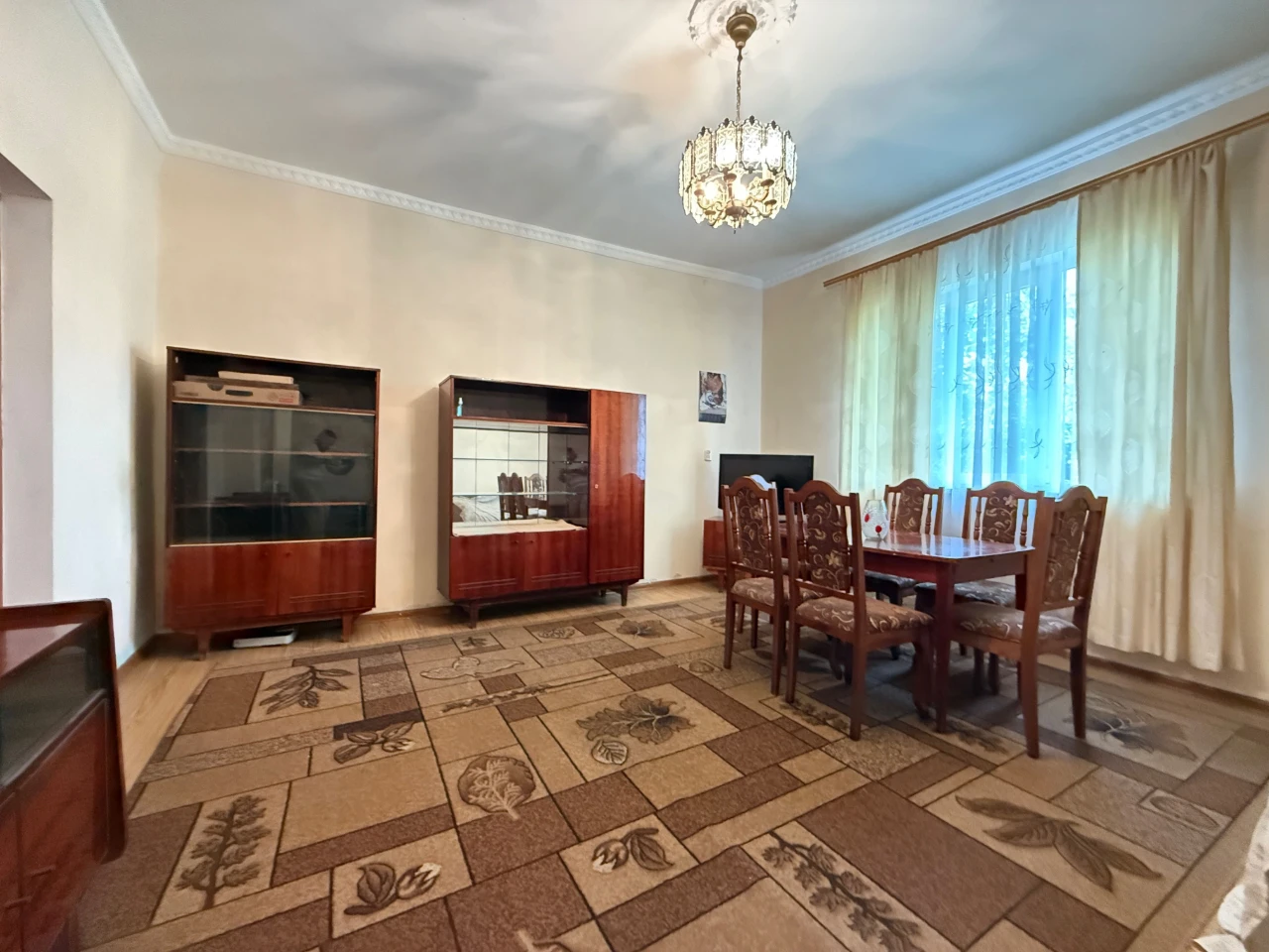 Половина Будинку в гарному районі міста. Ділянка 5 сот.!Вул.