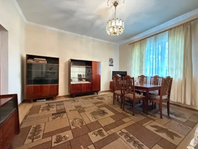 Половина Будинку в гарному районі міста. Ділянка 5 сот.!Вул.