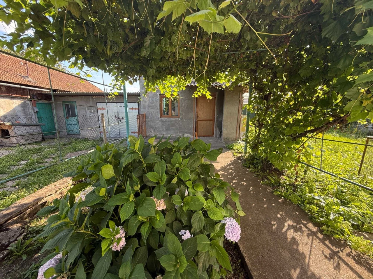 Продається власний цегляний будинок  в с.Луг  Львівської обл