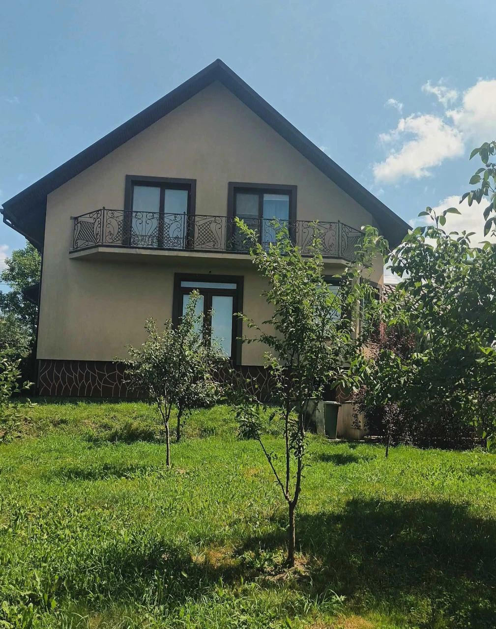 Продам двоповерховий будинок світлий затишний +15 сот .землі