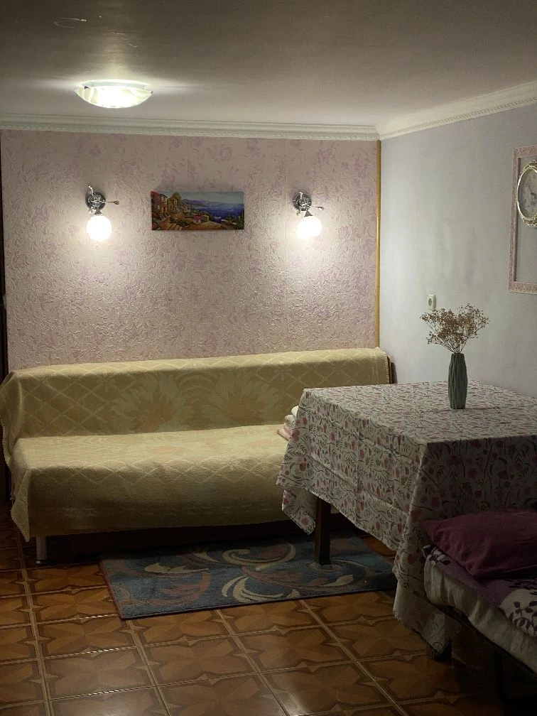 Квартира з власним подвір'ям і гаражем