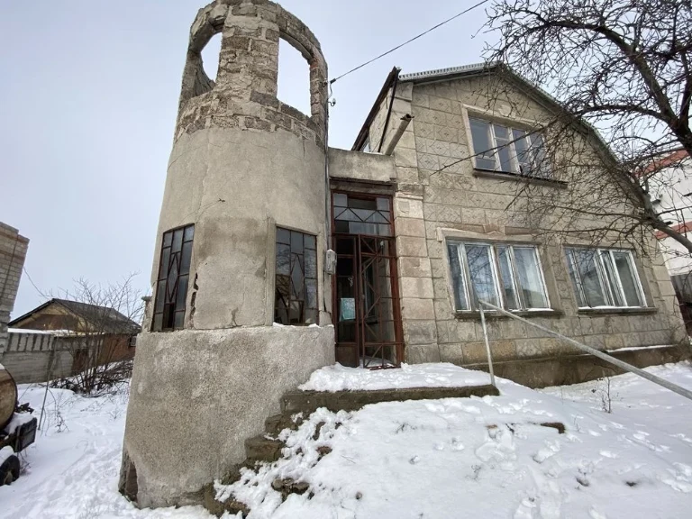Будинок неподалік пожежної частини, Коса