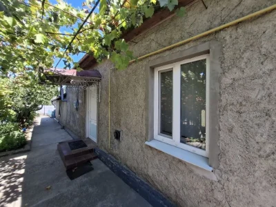 Два будинки в одному дворі