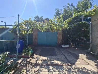 Два будинки в одному дворі