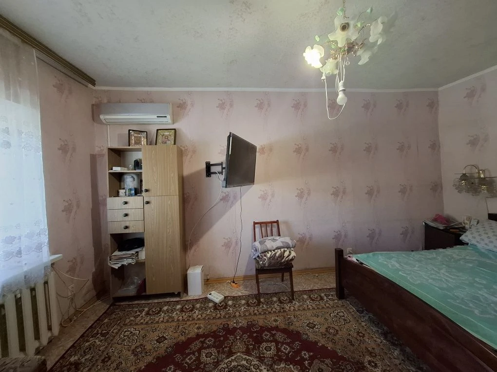 Два будинки в одному дворі