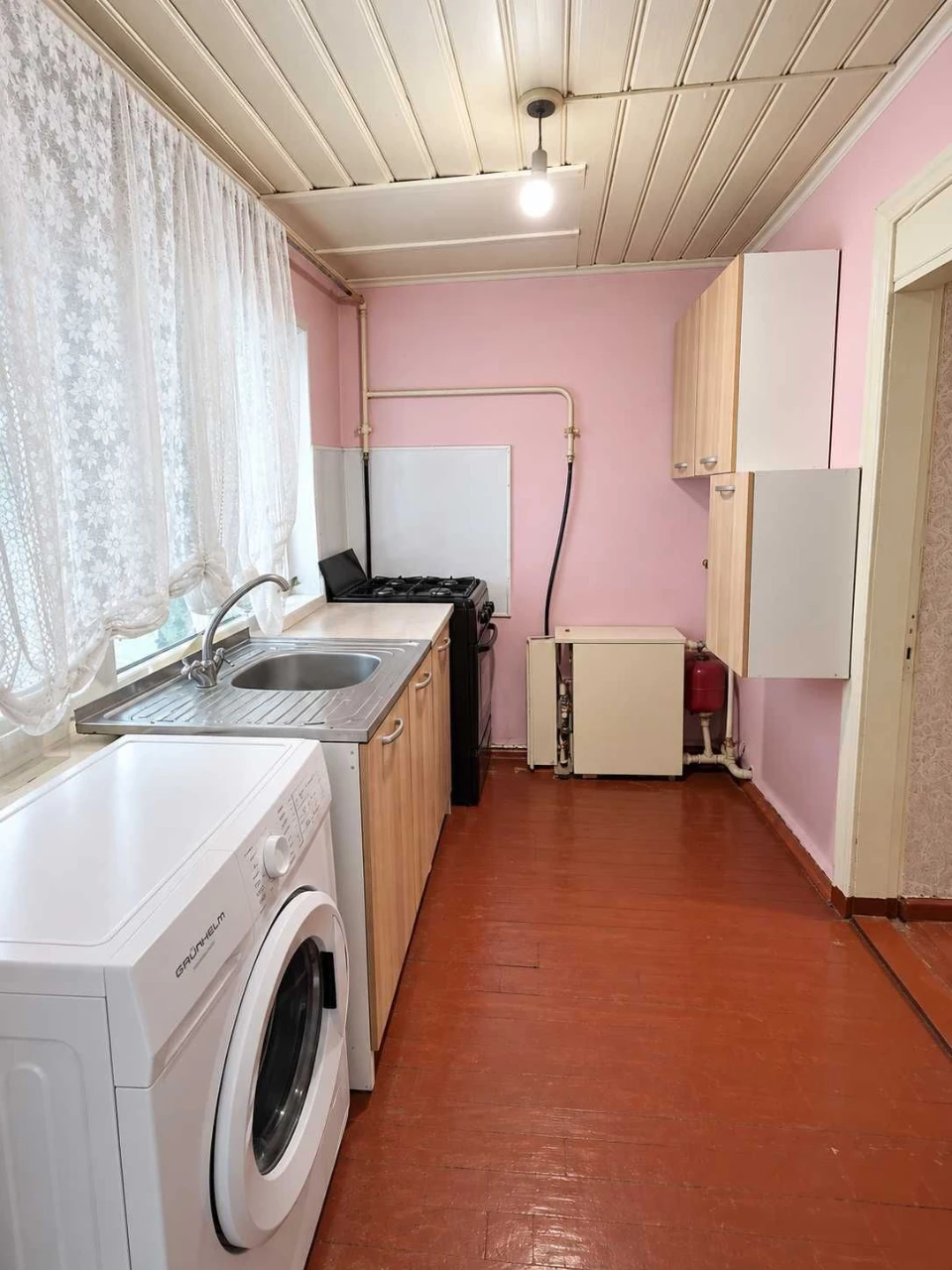 Продаж будинку з житловою літньою кухнею та гаражем на 2 авт