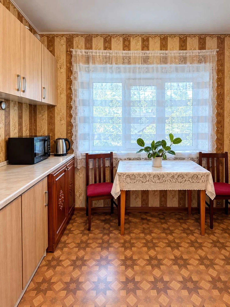 Продаж будинку з житловою літньою кухнею та гаражем на 2 авт