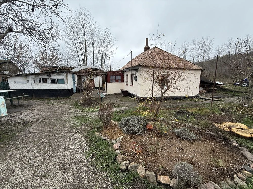 Продам маленький будинрк з великою територією