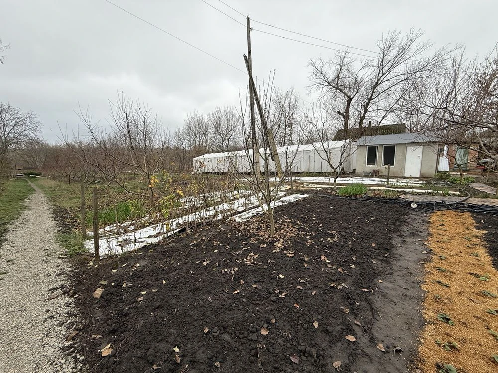 Продам маленький будинрк з великою територією