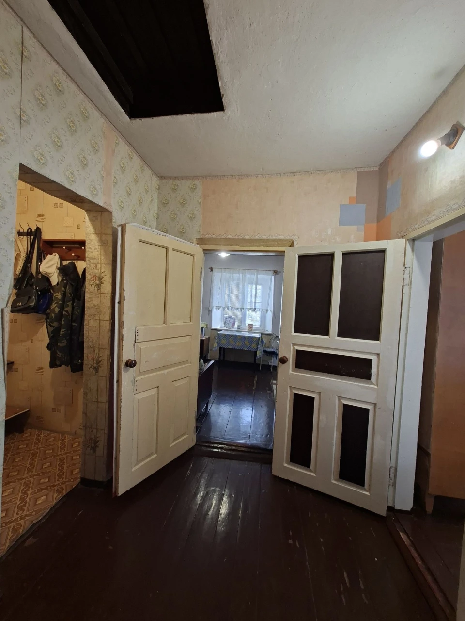 Продам будинок поруч з центральним ринком,без газу.Торг прис