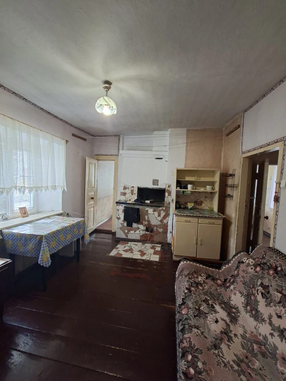 Продам будинок поруч з центральним ринком,без газу.Торг прис