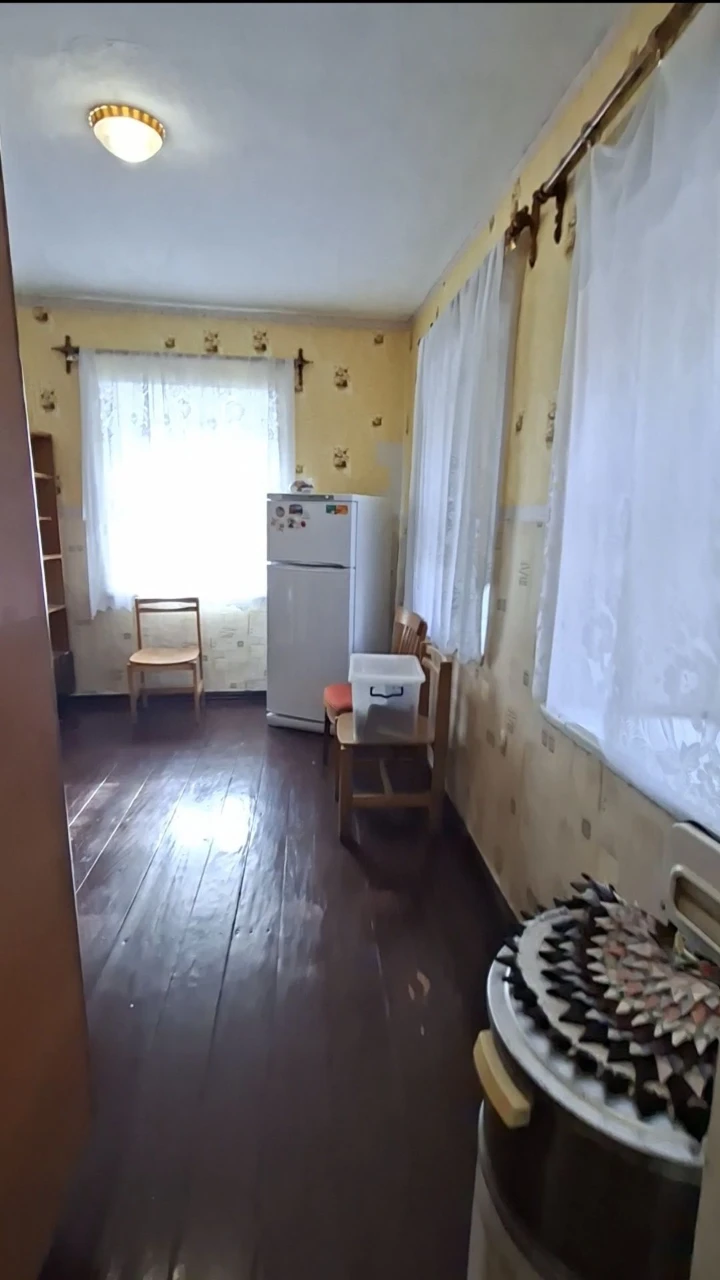Продам будинок поруч з центральним ринком,без газу.Торг прис