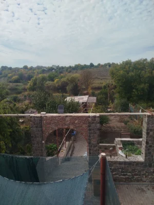 Продам ВЕЛИКИЙ новий маєток з виходом до річки