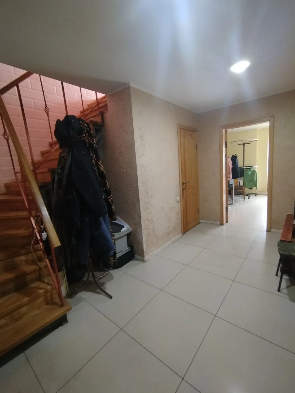 Продам ВЕЛИКИЙ новий маєток з виходом до річки