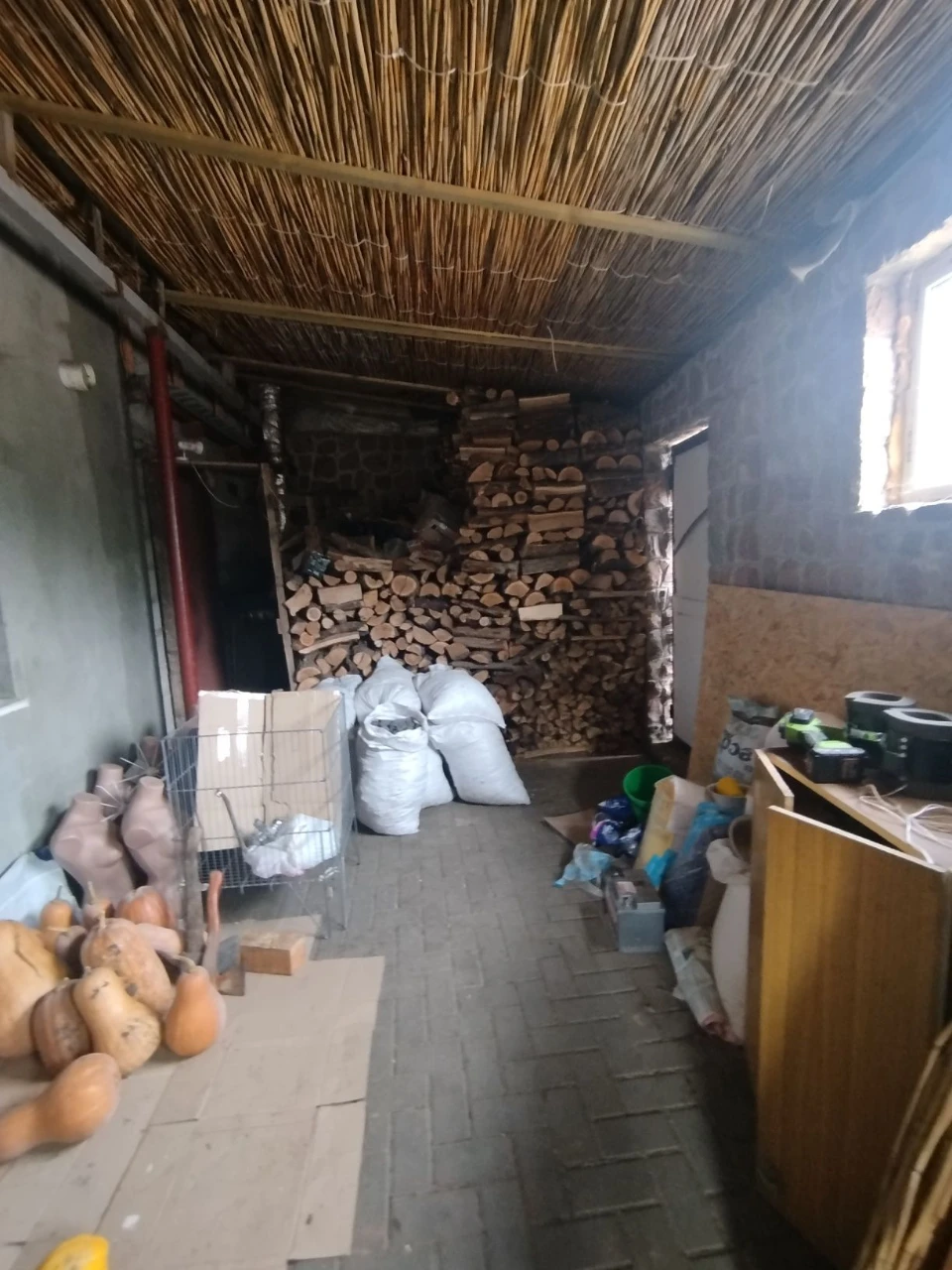 Продам ВЕЛИКИЙ новий маєток з виходом до річки