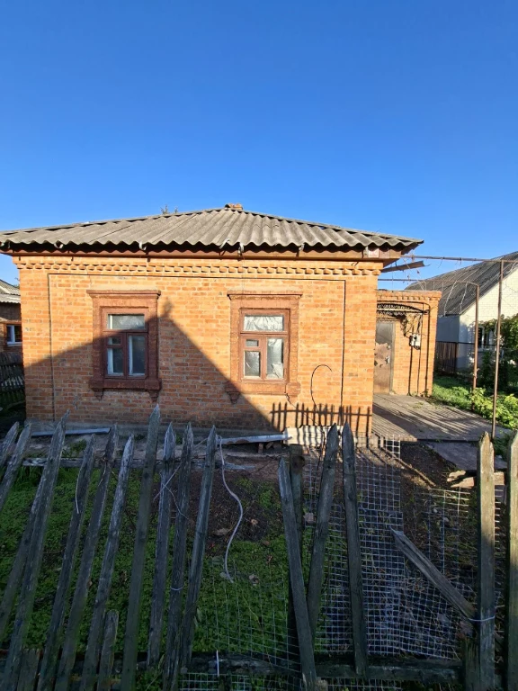 Продам будинок в районі 4 школи.Під ремонт.
