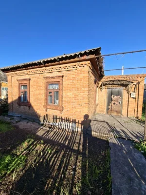 Продам будинок в районі 4 школи.Під ремонт.