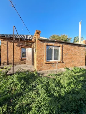Продам будинок в районі 4 школи.Під ремонт.